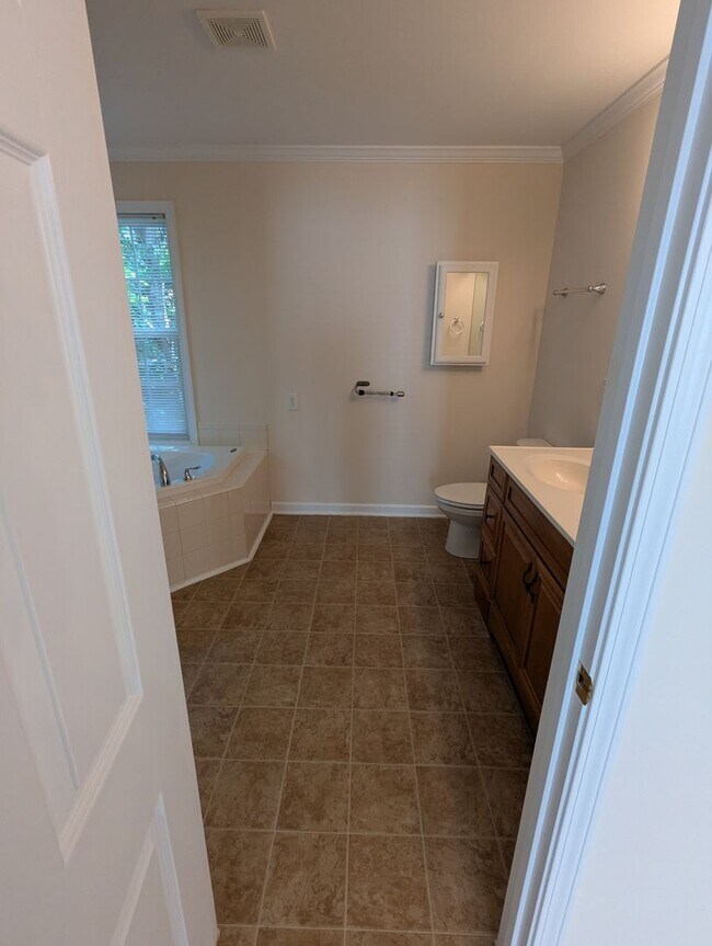 Building Photo - Spacious 4-Bedroom, 3-Bath Home in Parkside!