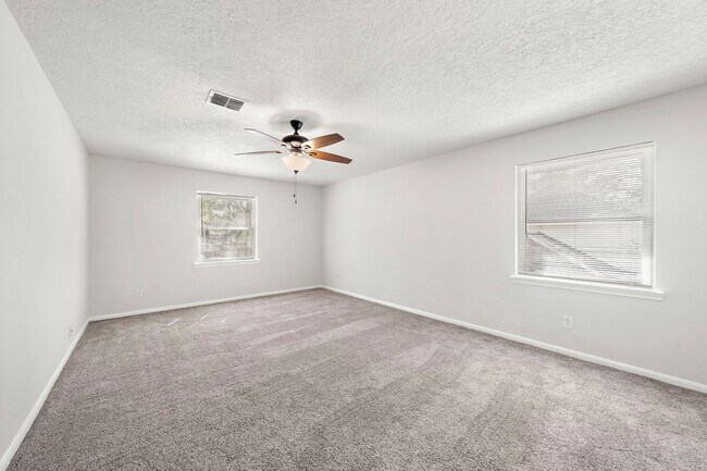 Building Photo - Gorgeous 4 bed/2.5 bath two story home in ...