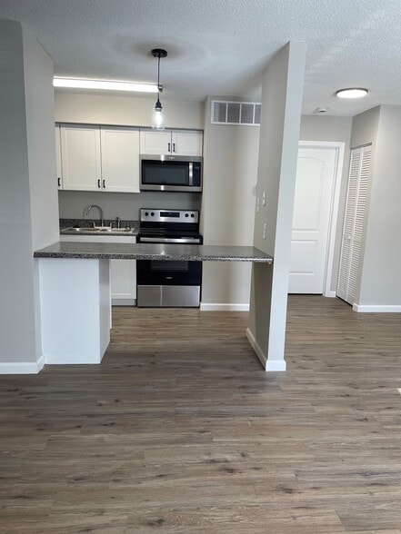 1 bdr. Down Stairs Kitchen - Oak Terrace