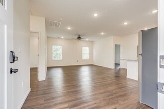 Building Photo - 2 bed/2bath apartment just off W. Market Street