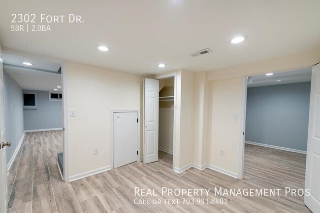 Building Photo - 2302 Fort Dr