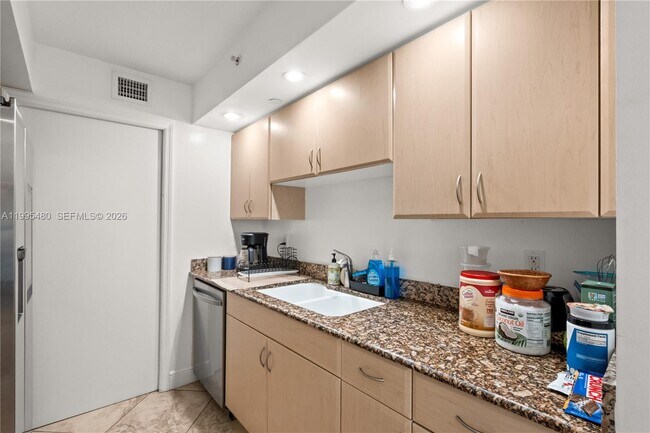 Building Photo - 6917 Collins Ave