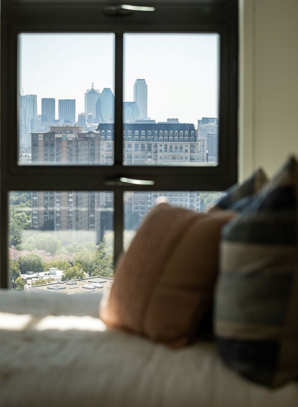 Building Photo - Modern 3-Bedroom Apartment with Smart Home...