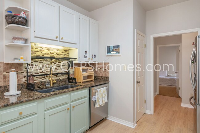 Building Photo - 3/2 in Destin!! AVAILABLE JULY 1