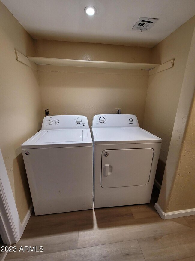 Building Photo - 532 W 9th St