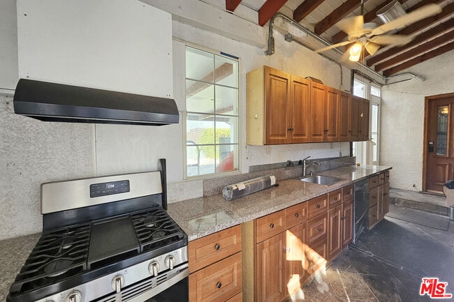 Building Photo - 302 N Griffith Park Dr