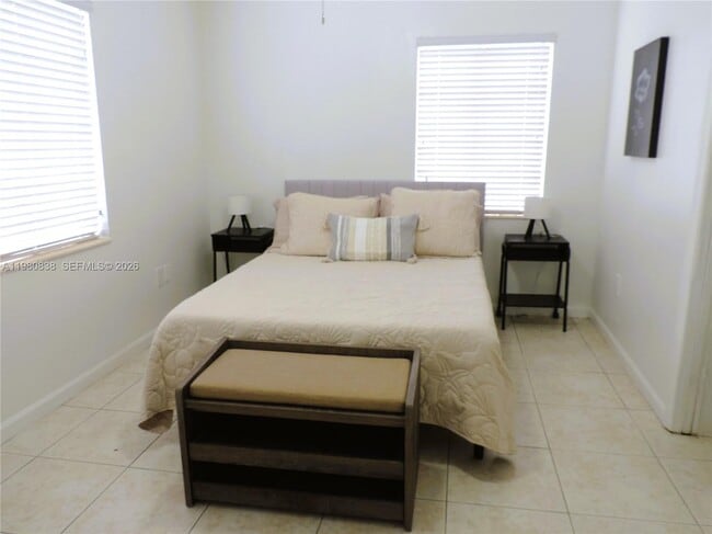 Building Photo - 3134 SW 25th Ter