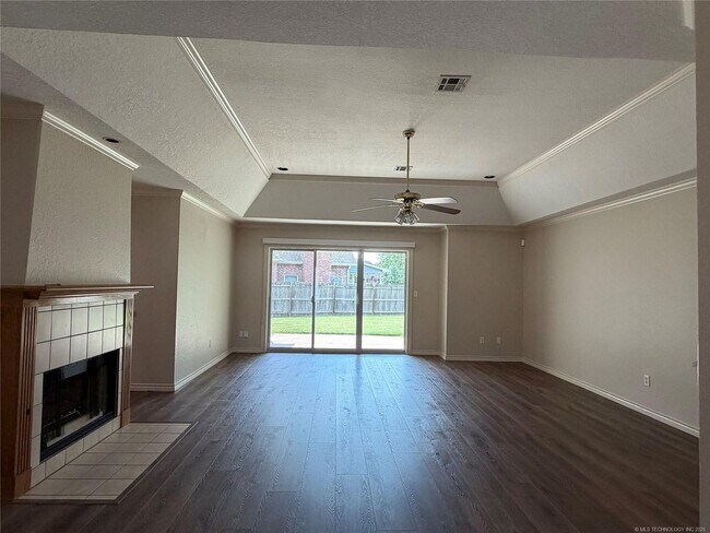 Building Photo - 9203 S 73rd E Ave