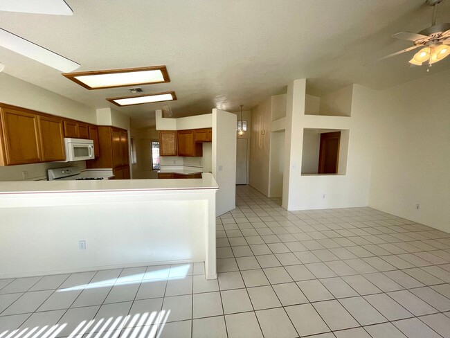 Building Photo - Great 3 Bedroom, 2 Bathroom Home in El Camino Village on the Parkway!