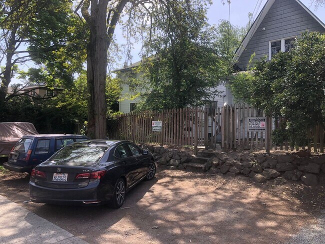 Building Photo - University Duplex
