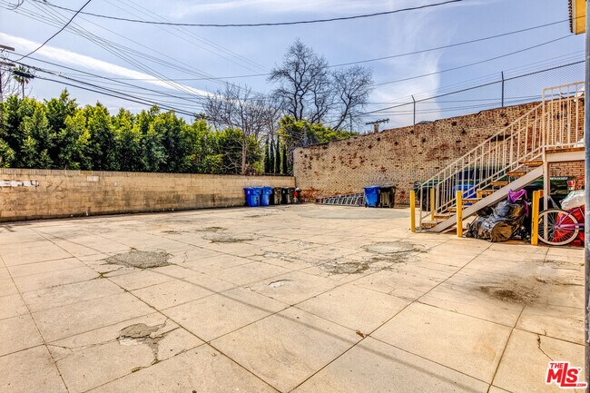 Building Photo - 2324 W Washington Blvd