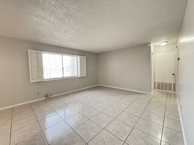 Building Photo - 1420 E Vegas Valley Dr