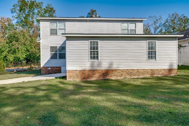 Building Photo - Beautifullly renovated home with easy access to I-26