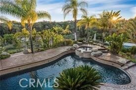 Building Photo - 2440 Los Alisos Dr