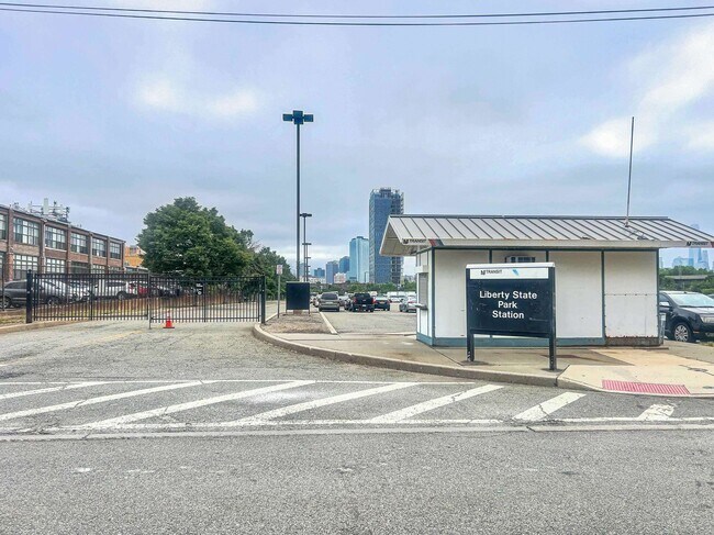 Building Photo - 5 Monitor St