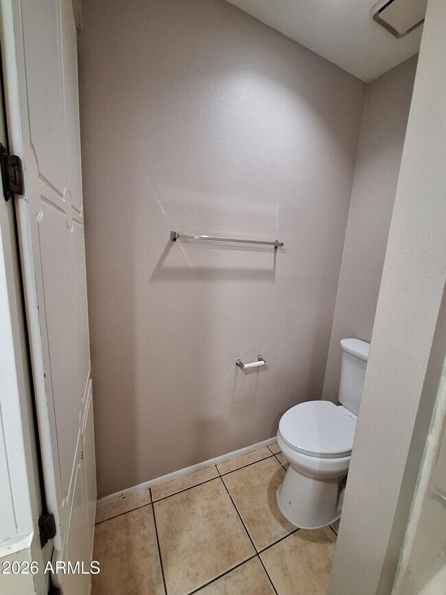Building Photo - 1449 E Knoll Cir
