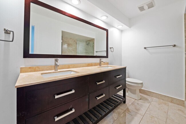 Building Photo - Stunning 4 Bed + Den | 3 Bath Waterfront Home – Miami, FL 33175