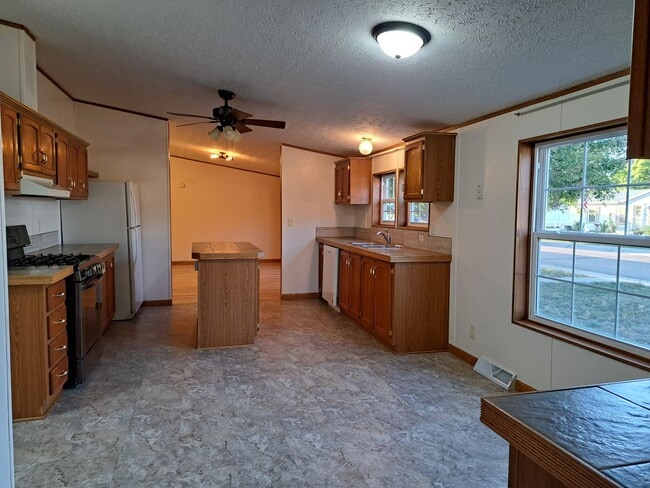 Building Photo - Ranch style 3 BR 2 BA
