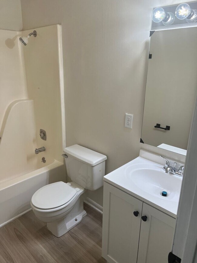 Building Photo - 758-760 Southampton Dr