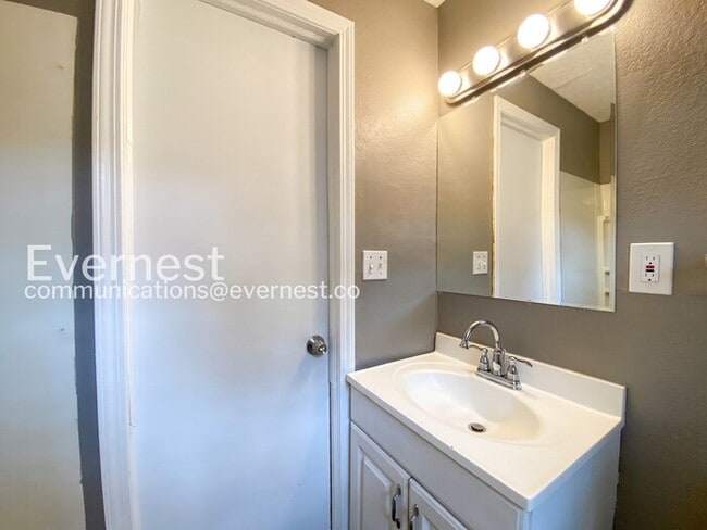 Building Photo - Cozy 2beds - 1bath Home with Off-Street Parking  / Available Now!