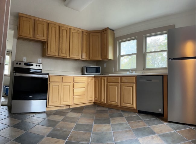 Primary Photo - 1402 Warren St