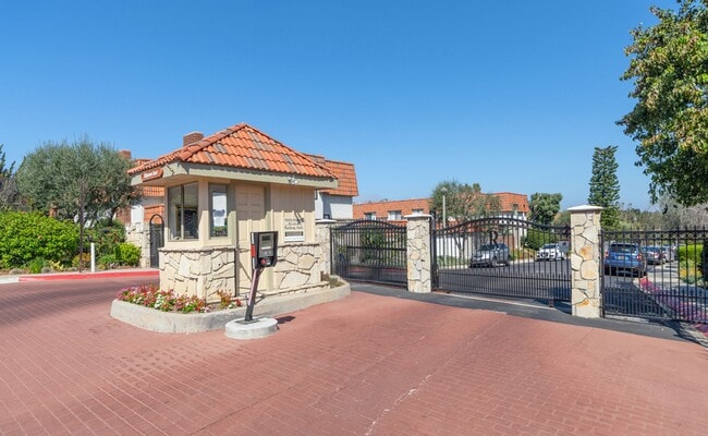 Building Photo - RPV Remodeled 2 bed 3 bath townhome in gat...