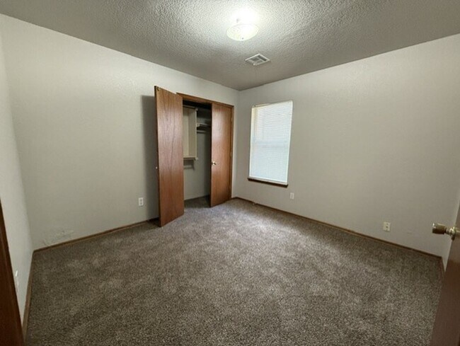 Building Photo - 2806 Shoreridge Ave