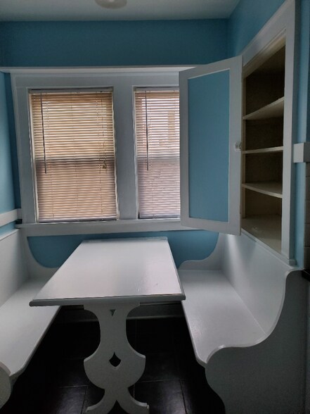 Building Photo - 15637 Madison Ave