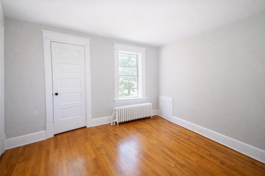 Building Photo - 322 Pierce St N