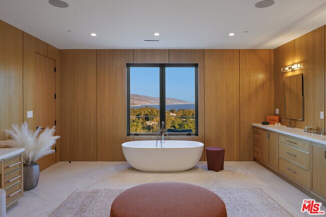 Building Photo - 7052 Dume Dr