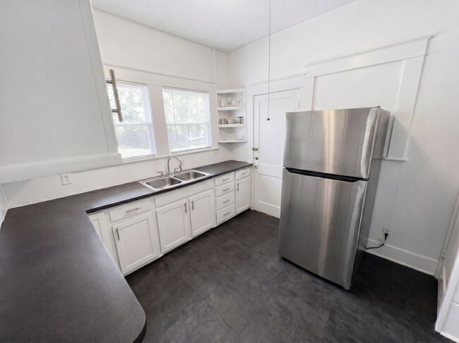 Building Photo - 1114 7th Ave W