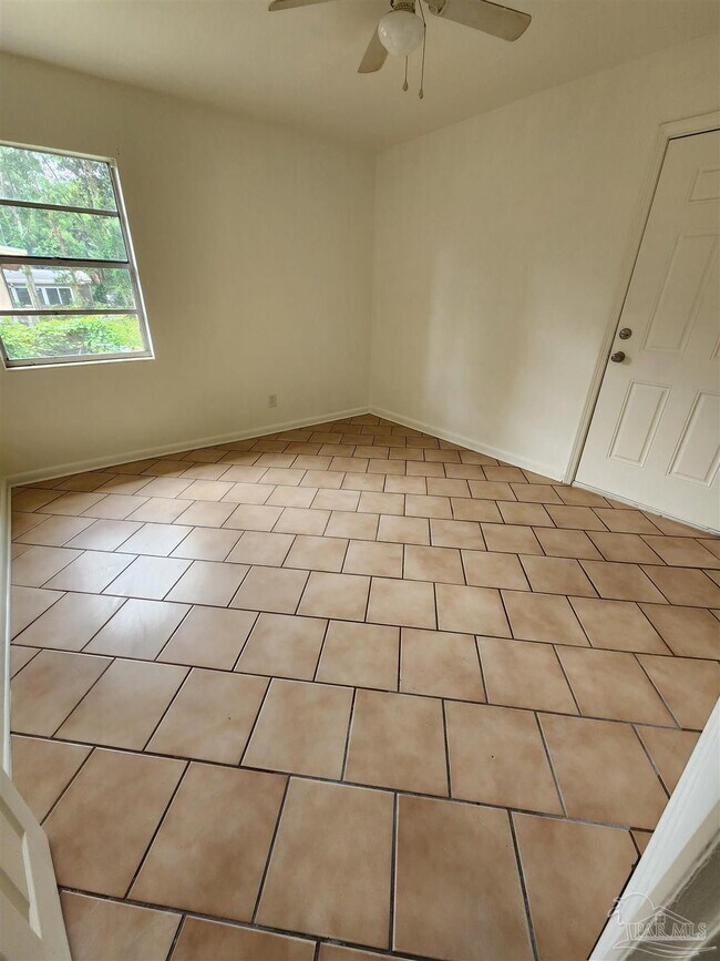 Building Photo - 605 Edison Dr
