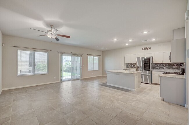Building Photo - Spacious 4 Bedroom Home!