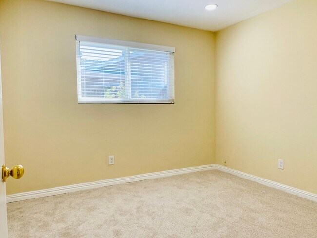 Building Photo - BEAUTIFUL AND SPACIOUS 3BD/2BA SINGLE FAMI...