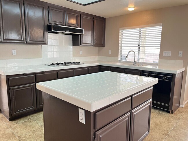 Building Photo - Large 4 bedroom home in Orangecrest for rent!