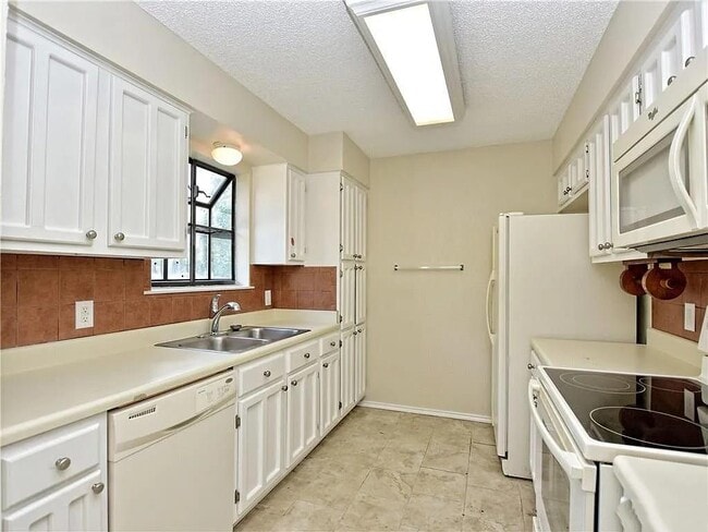 Building Photo - 1202 Thorpe Ln