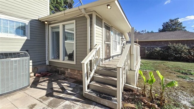 Building Photo - 609 N Ash St