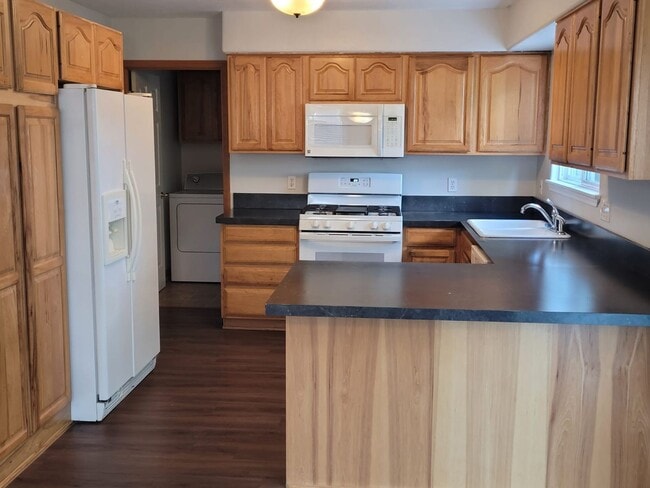 Building Photo - Beautiful 3 bedroom 2.5 bath home with lar...