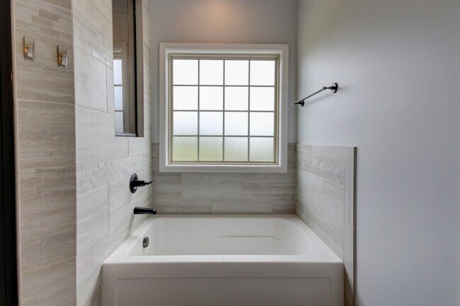 Building Photo - mega Huge wow. 4 bed 3 bath.