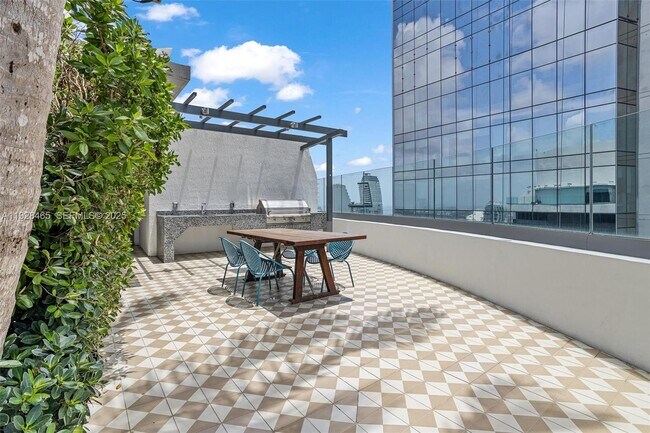 Building Photo - 801 S Miami Ave