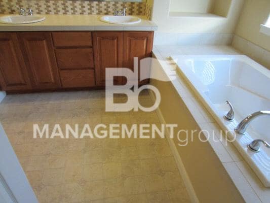 Building Photo - Beautiful Beaverton Home with Spacious Yard and Solar Panels that Save You Money!