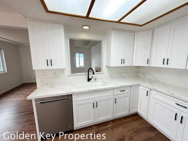 Building Photo - Remodeled Two-Bedroom Townhome in Encinitas Village!
