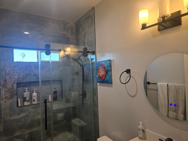 Building Photo - Fully Furnished 2 Bed, 2 Bath Townhome – 5...