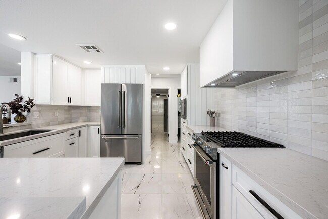 Building Photo - 76817 Manor Ln