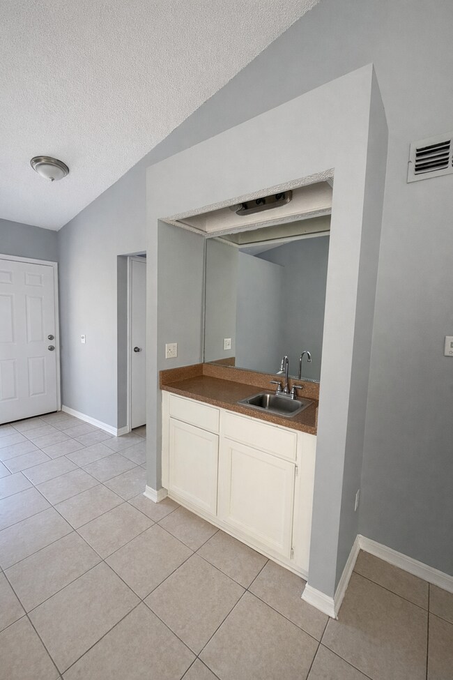 Building Photo - Indian Lakes