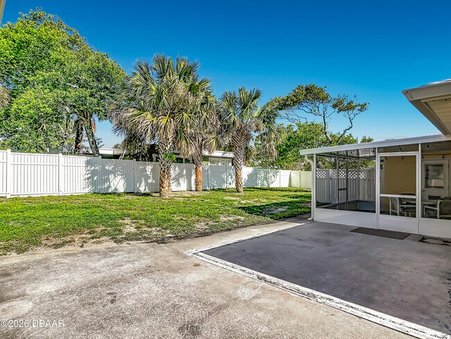 Building Photo - 1621 N Oleander Ave