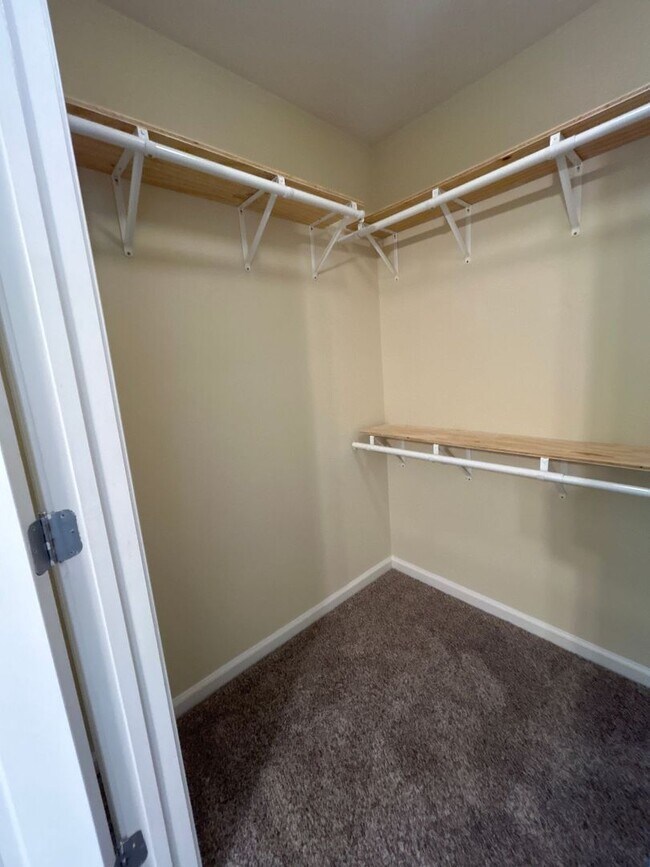 Building Photo - One Bedroom Available in this Three Bedroom Townhouse, Male Applicant!