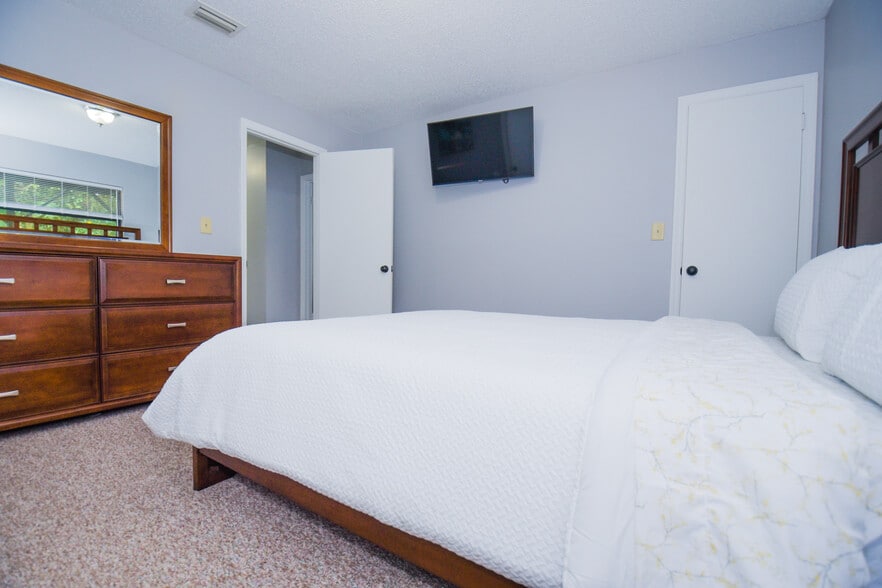 Master Bedroom with Walk-in closet - 913 Sumter St