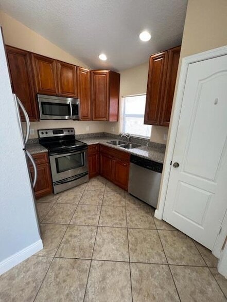 Building Photo - 4824 Cambridge St