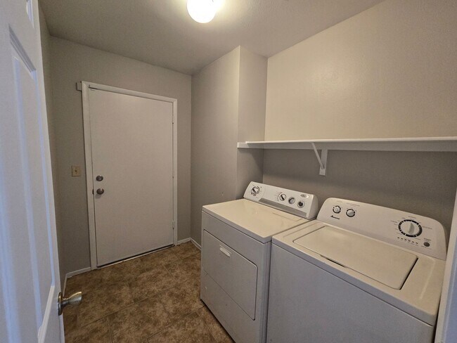 Building Photo - 2252 Welsey Manor Dr